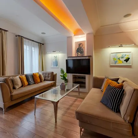 Lejlighed 3-bedroom With Balcony & Elevator, Next To Taksim Square