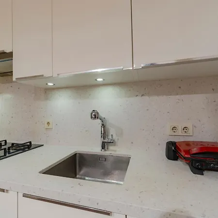 Lejlighed 3-bedroom With Balcony & Elevator, Next To Taksim Square