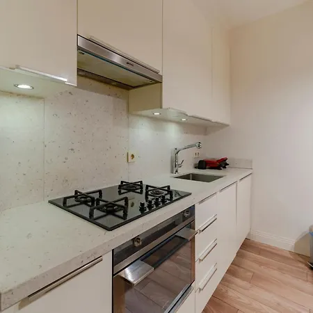 3-bedroom With Balcony & Elevator, Next To Taksim Square * Стамбул