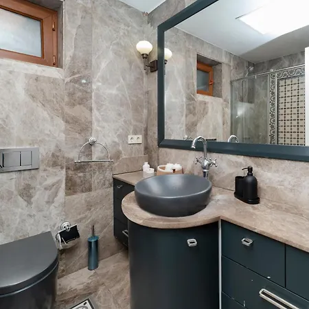 Lejlighed 3-bedroom With Balcony & Elevator, Next To Taksim Square *