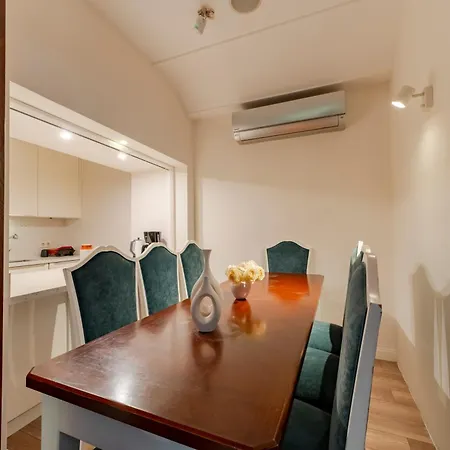 3-bedroom With Balcony & Elevator, Next To Taksim Square *