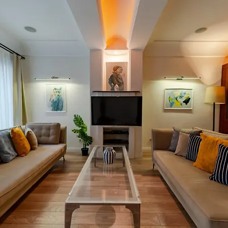 3-bedroom With Balcony & Elevator, Next To Taksim Square