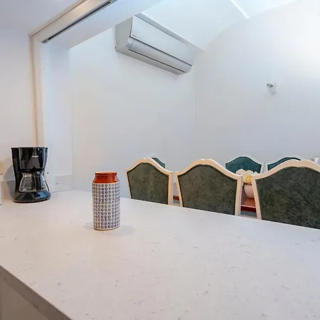 3-bedroom With Balcony & Elevator, Next To Taksim Square Istanbul