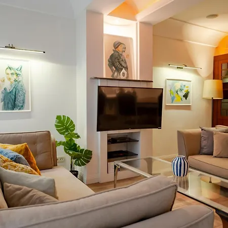 3-bedroom With Balcony & Elevator, Next To Taksim Square