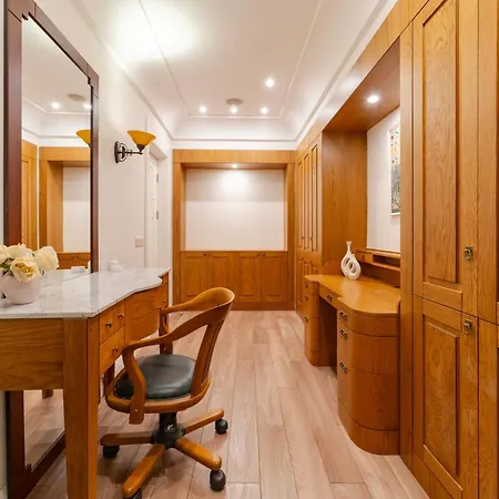 Lejlighed 3-bedroom With Balcony & Elevator, Next To Taksim Square Istanbul