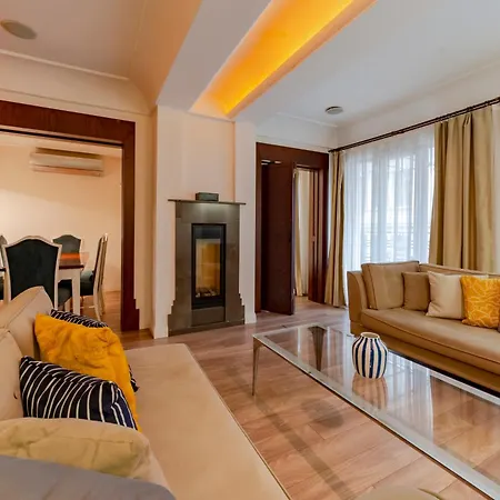 Lejlighed 3-bedroom With Balcony & Elevator, Next To Taksim Square *