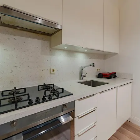 3-bedroom With Balcony & Elevator, Next To Taksim Square Апартаменты