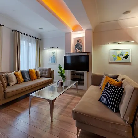 3-bedroom With Balcony & Elevator, Next To Taksim Square